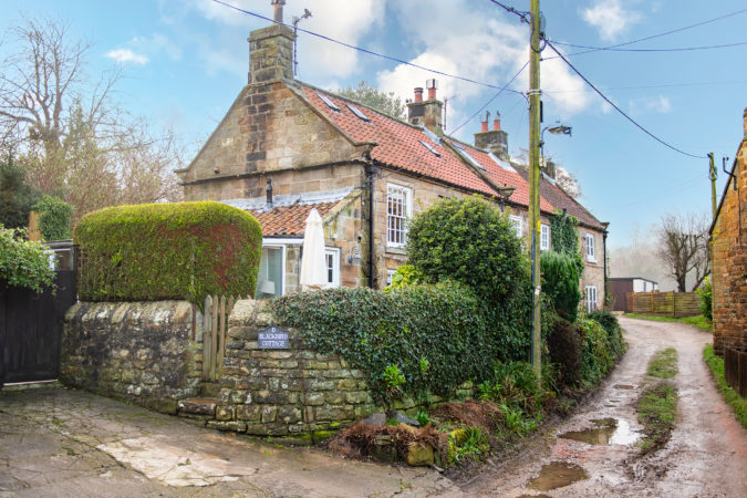 dog friendly cottage Sleights, holiday cottage with hot tub, holiday cottage with parking whitby