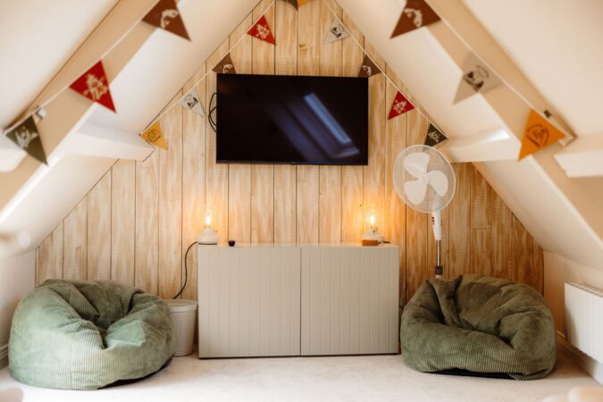 Bright twin bedroom perfect for children or friends at The Hideaway, Whitby